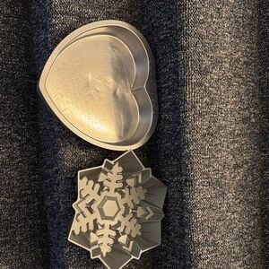 2 cake pans. Each about 10”